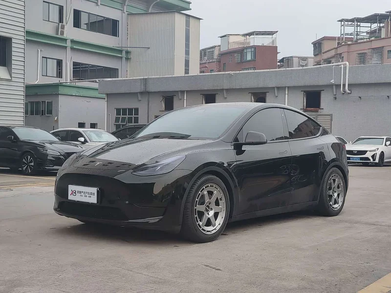 Tesla Model Y — фото 1
