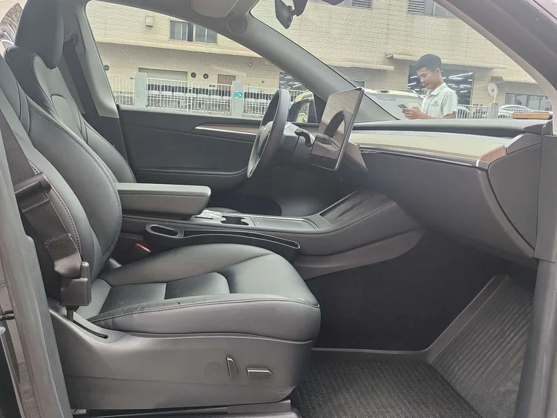 Tesla Model Y — фото 10