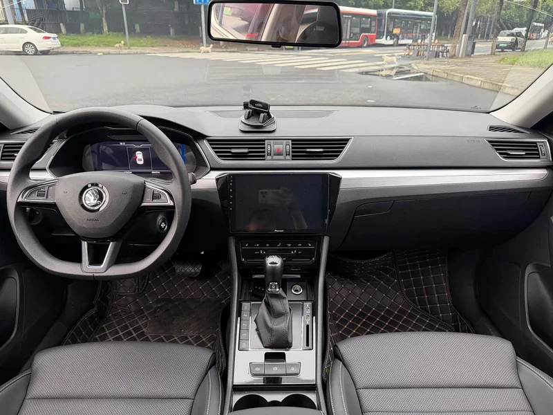 Skoda Superb — фото 10
