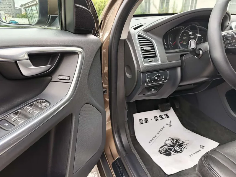 Volvo XC60 — фото 14