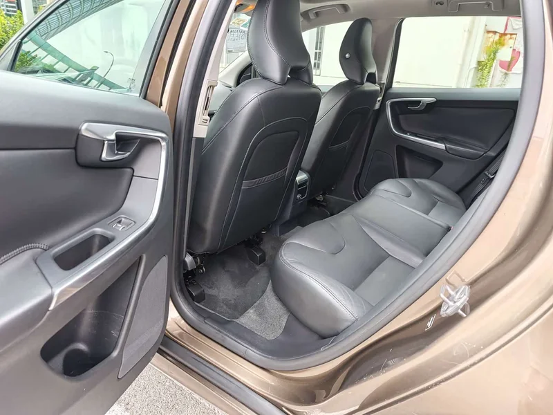 Volvo XC60 — фото 10