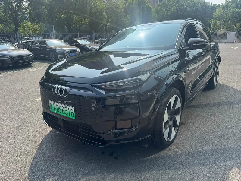 Audi Q6L e-tron — фото 1