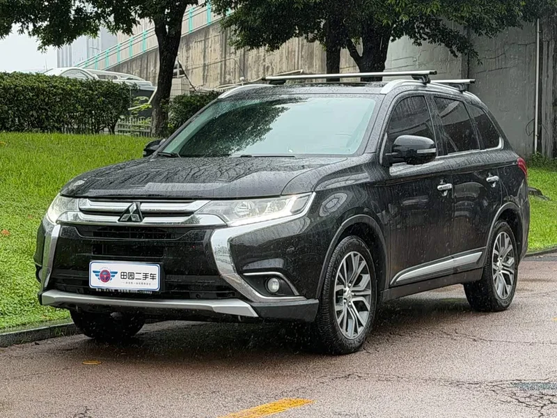 Mitsubishi Outlander — фото 1