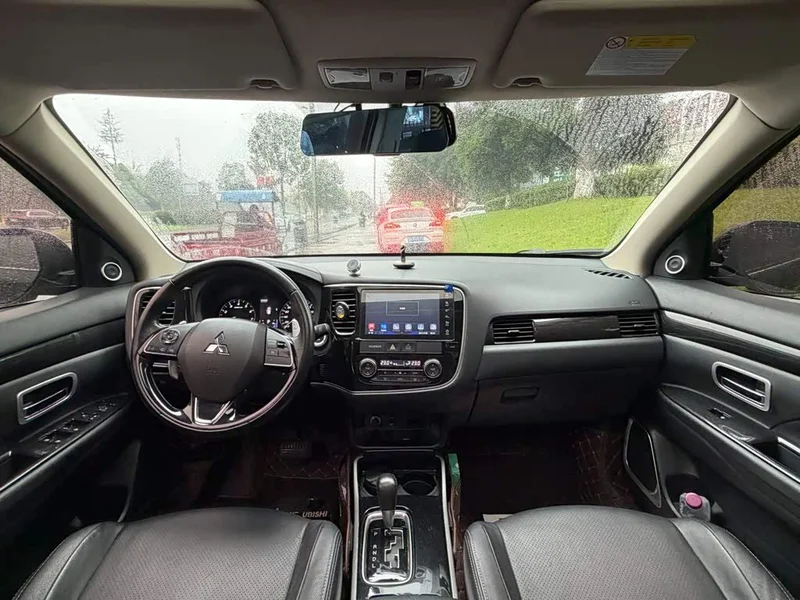 Mitsubishi Outlander — фото 13