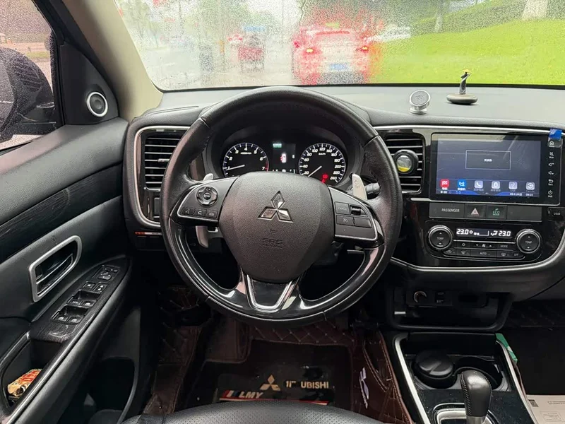 Mitsubishi Outlander — фото 14