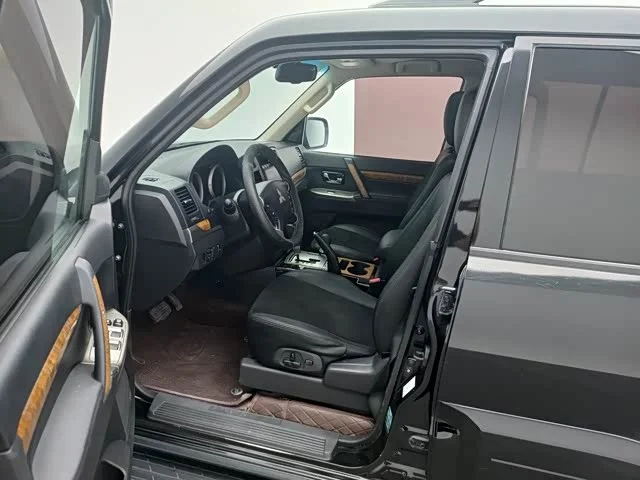 Mitsubishi Pajero (Imported) — фото 12