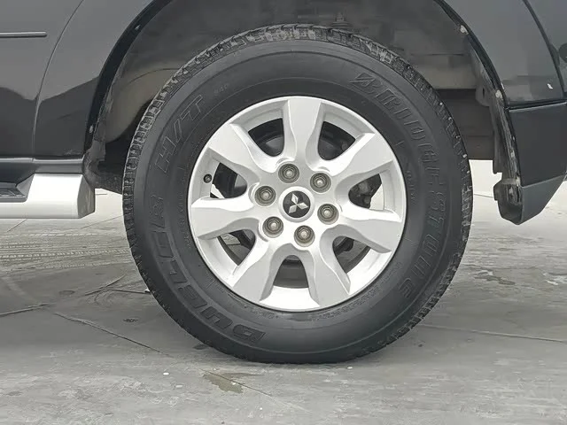 Mitsubishi Pajero (Imported) — фото 14