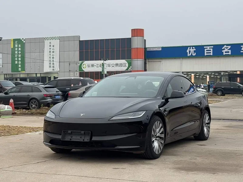 Tesla Model 3 — фото 1