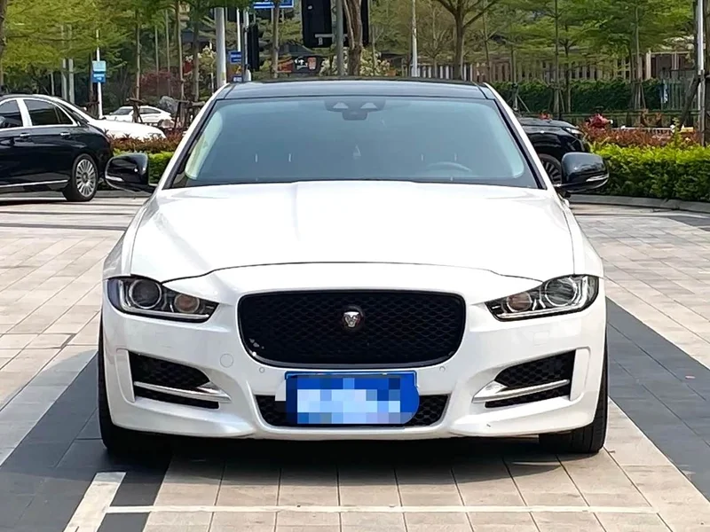 Jaguar XE — фото 1