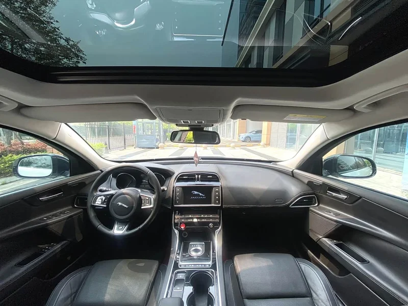 Jaguar XE — фото 6