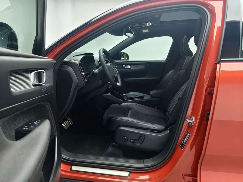 Volvo XC40 — фото 12