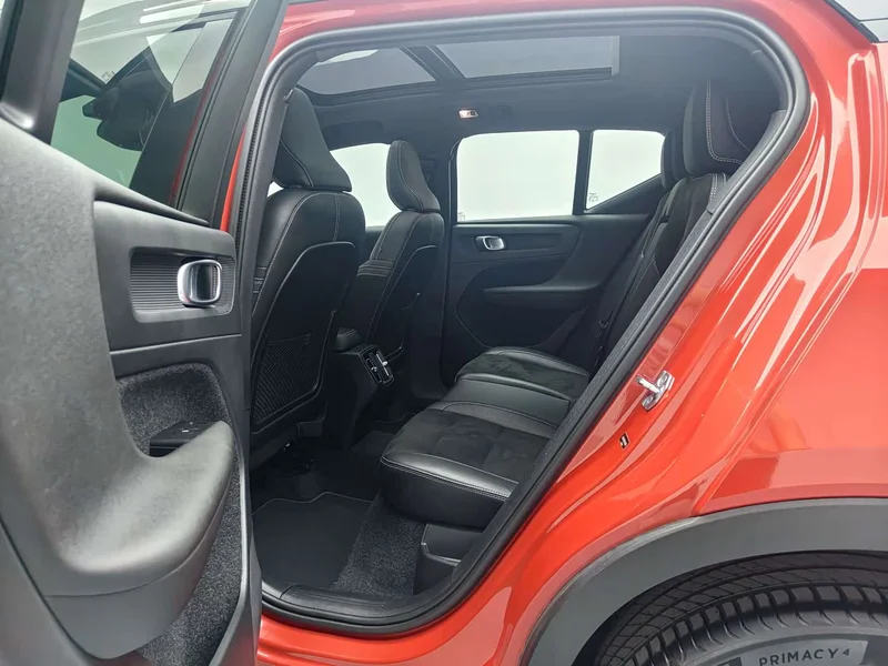 Volvo XC40 — фото 14
