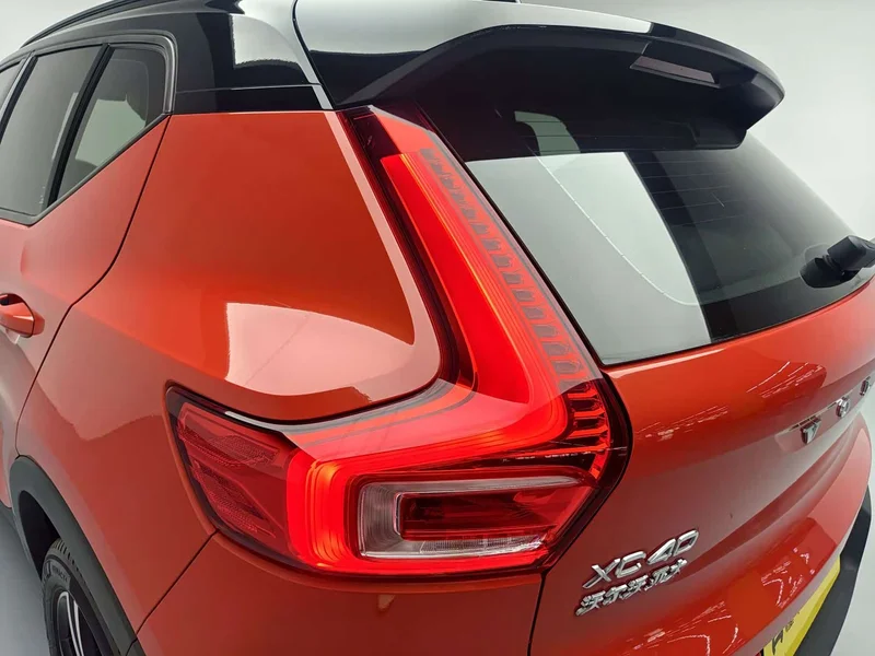 Volvo XC40 — фото 15