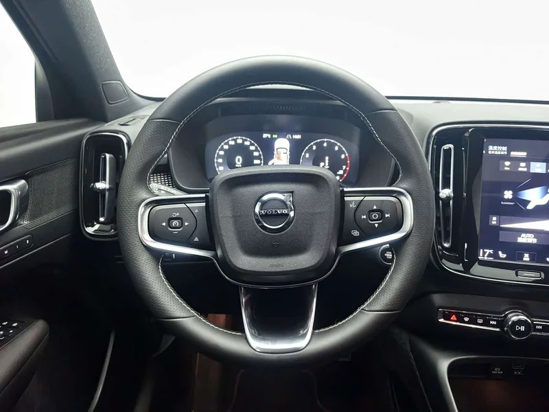Volvo XC40 — фото 16
