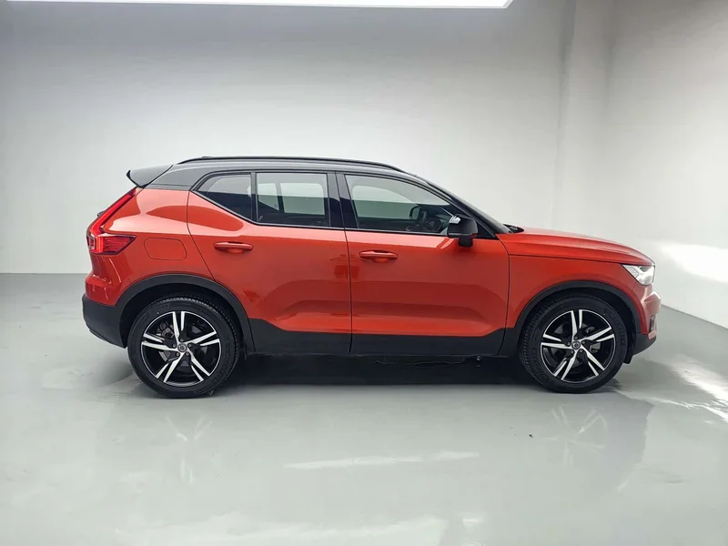 Volvo XC40 — фото 8
