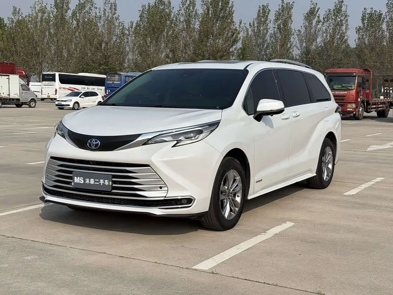 Toyota Sienna — фото 1
