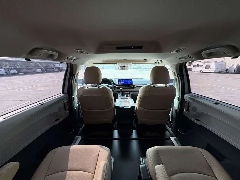 Toyota Sienna — фото 11