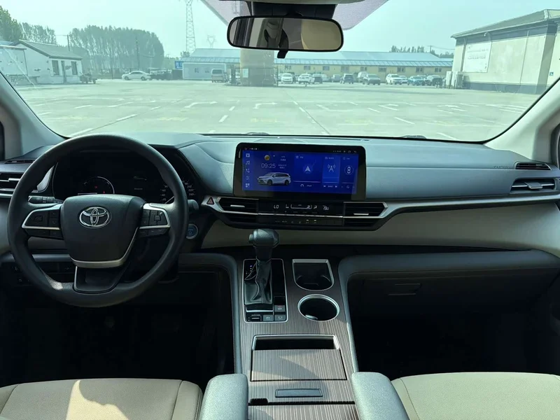 Toyota Sienna — фото 16