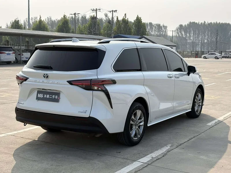 Toyota Sienna — фото 4