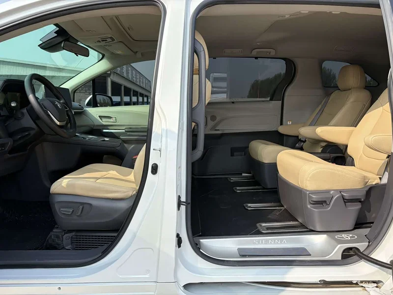 Toyota Sienna — фото 9