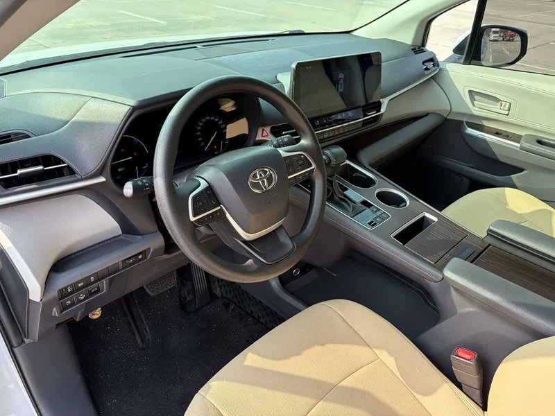 Toyota Sienna — фото 10