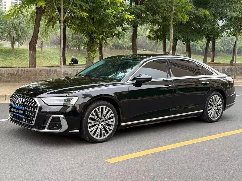 Audi A8 — фото 1