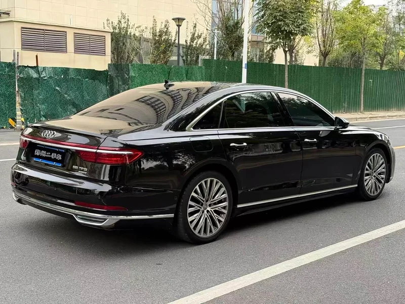 Audi A8 — фото 7