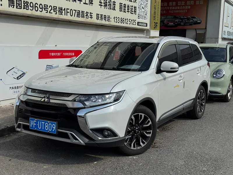 Mitsubishi Outlander — фото 1