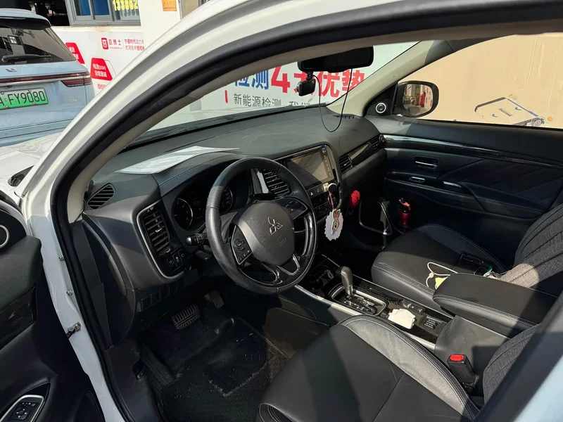 Mitsubishi Outlander — фото 2