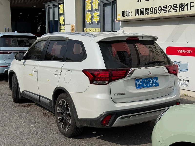 Mitsubishi Outlander — фото 9