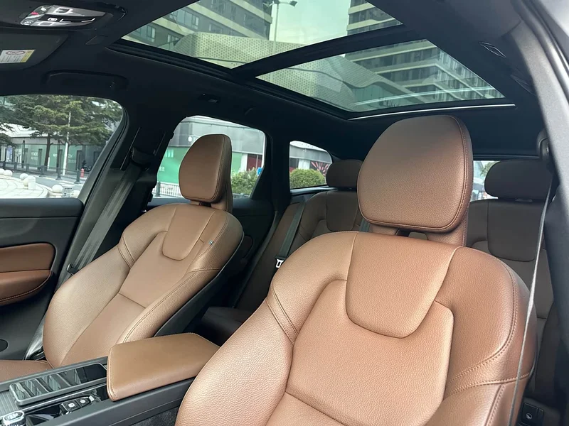 Volvo XC60 — фото 12