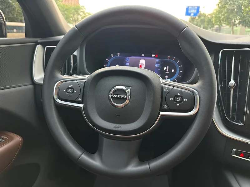 Volvo XC60 — фото 14