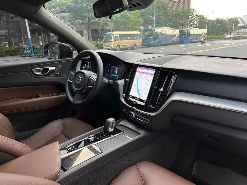 Volvo XC60 — фото 10