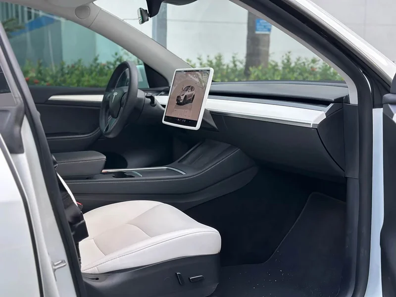 Tesla Model Y — фото 12