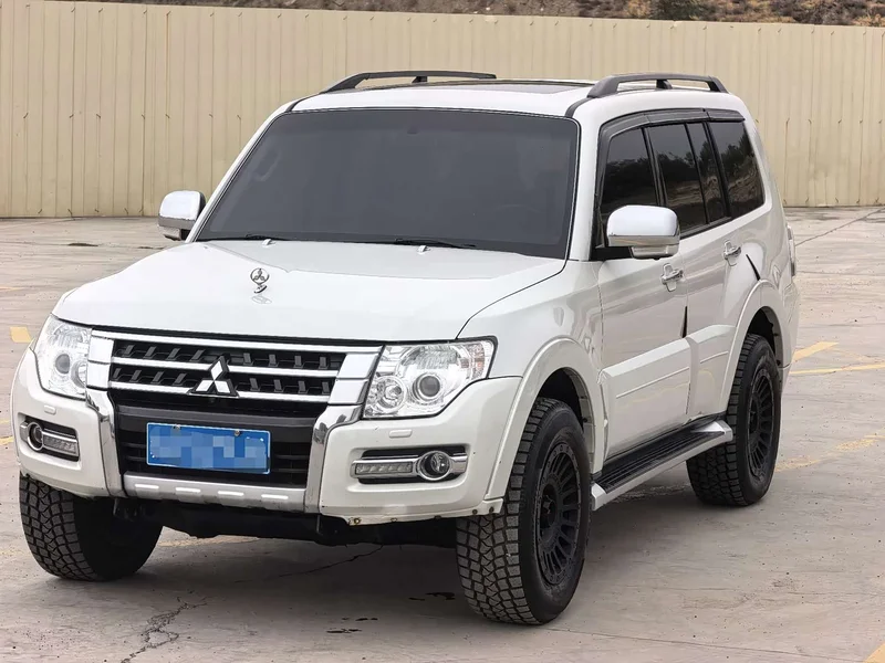 Mitsubishi Pajero (Imported) — фото 1