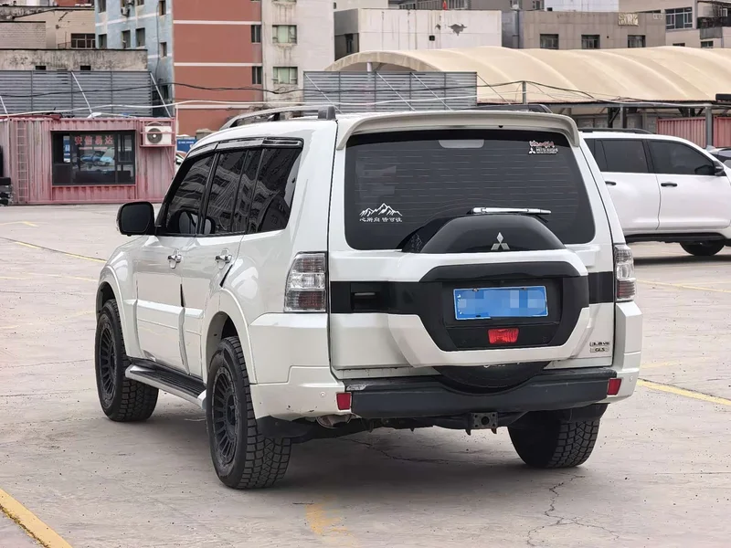 Mitsubishi Pajero (Imported) — фото 9