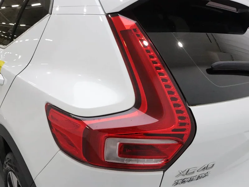Volvo XC40 — фото 12