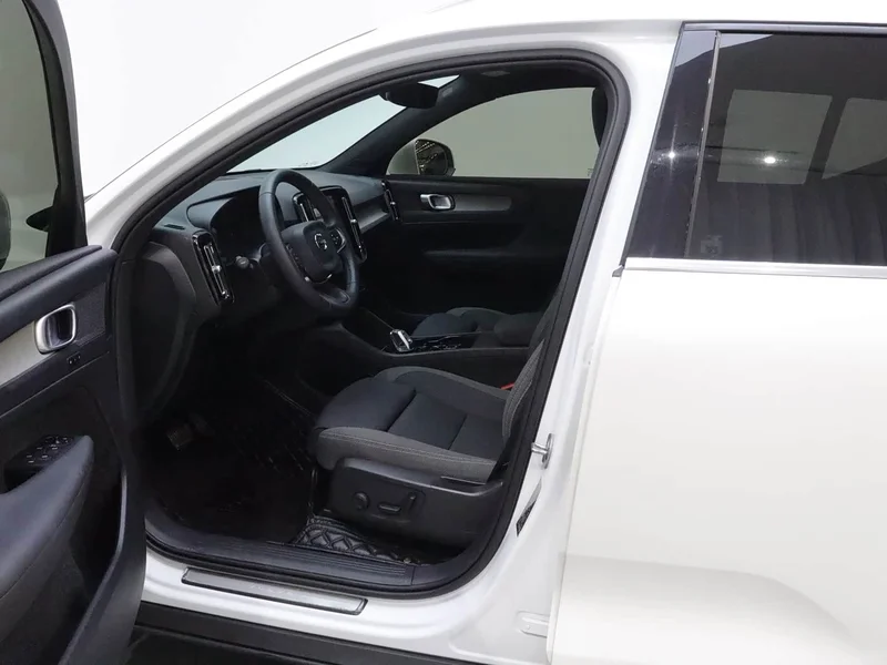 Volvo XC40 — фото 16