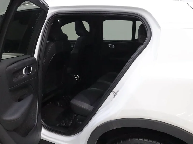 Volvo XC40 — фото 17