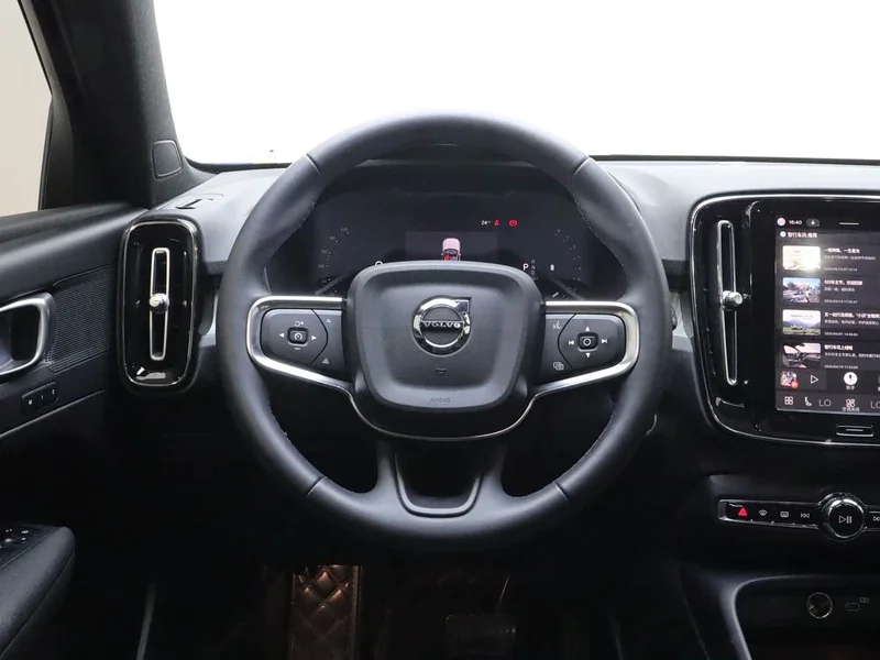 Volvo XC40 — фото 22