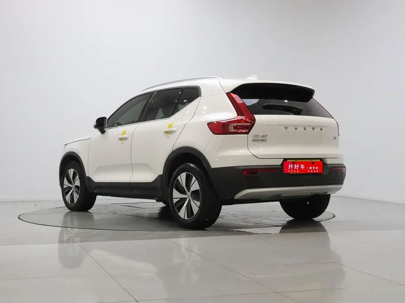 Volvo XC40 — фото 3