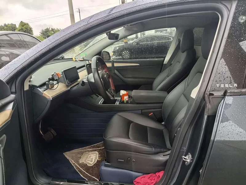 Tesla Model Y — фото 10