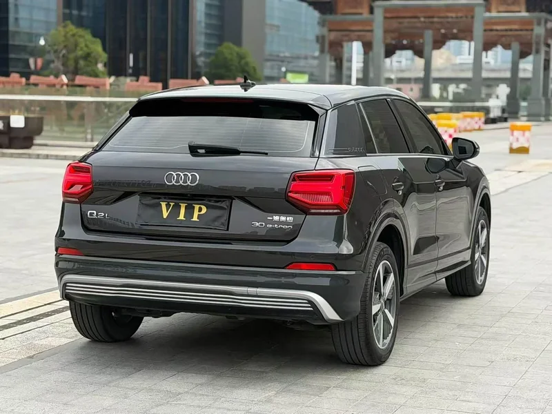 Audi Q2L e-tron — фото 4