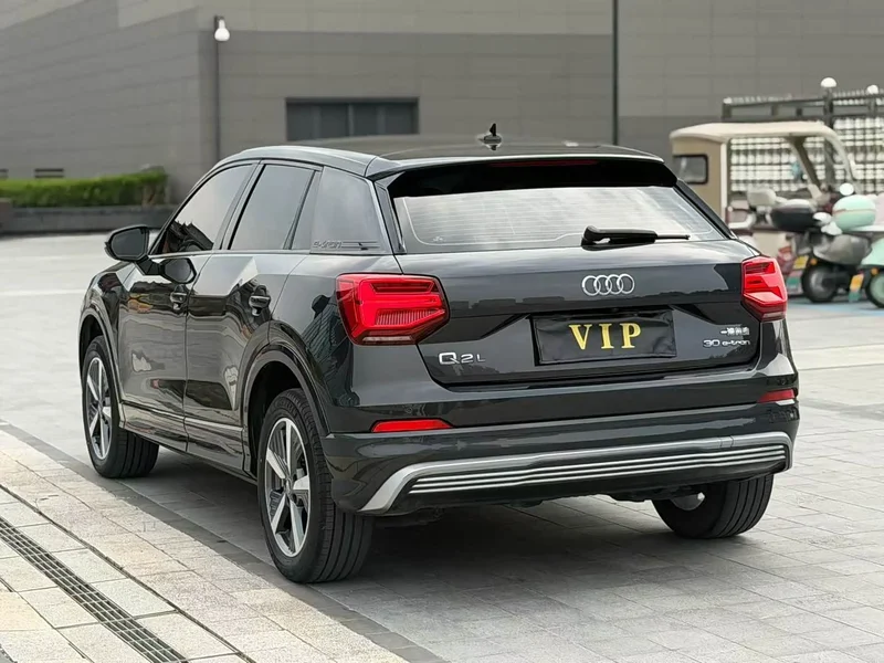 Audi Q2L e-tron — фото 6