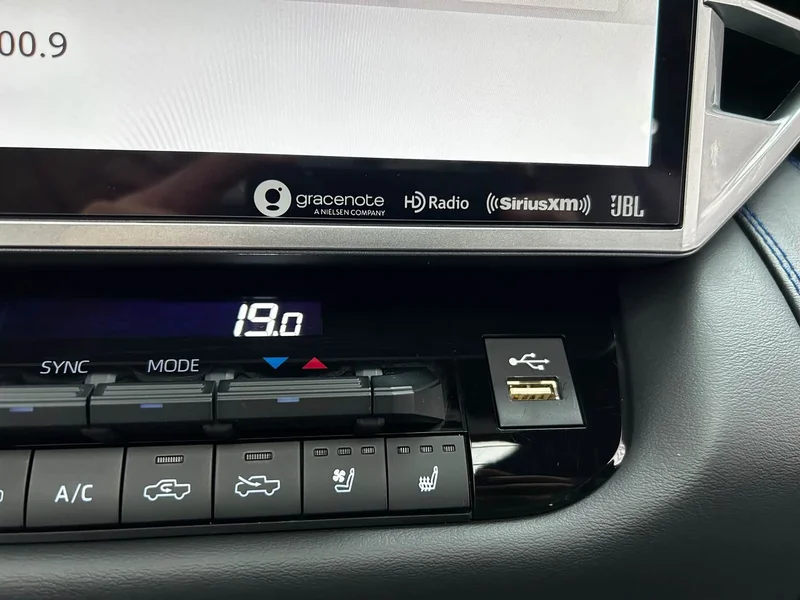 Toyota Tundra — фото 14