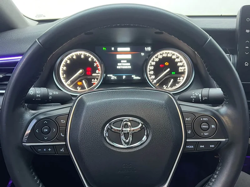 Toyota Camry — фото 13