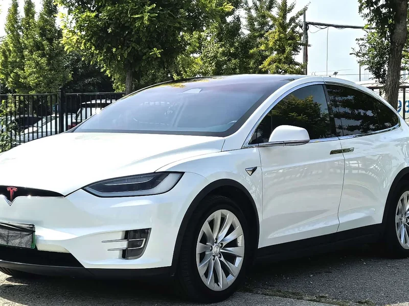 Tesla Model X — фото 1