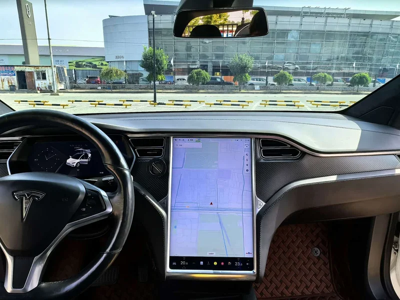 Tesla Model X — фото 15