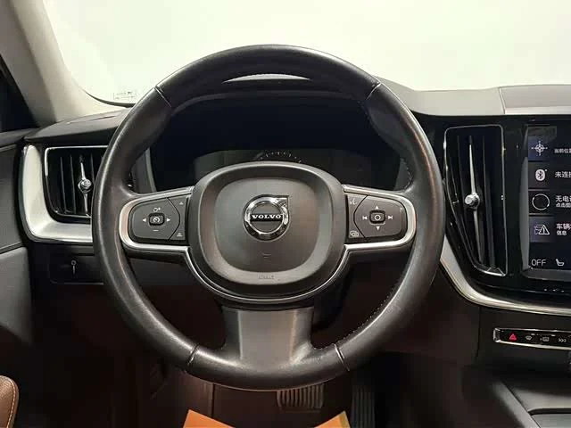 Volvo XC60 — фото 16