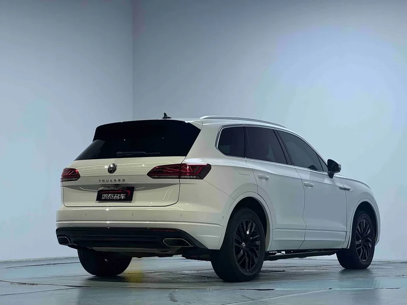 Volkswagen Touareg — фото 14